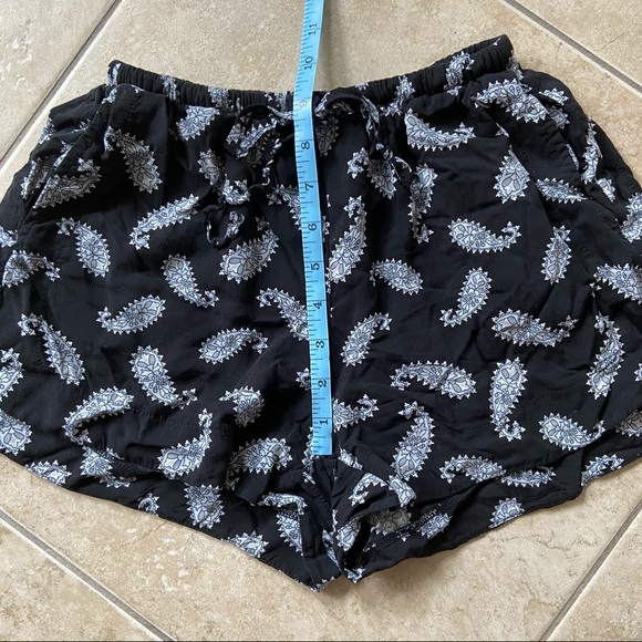 BRANDY MELVILLE shorts - Picture 8 of 11